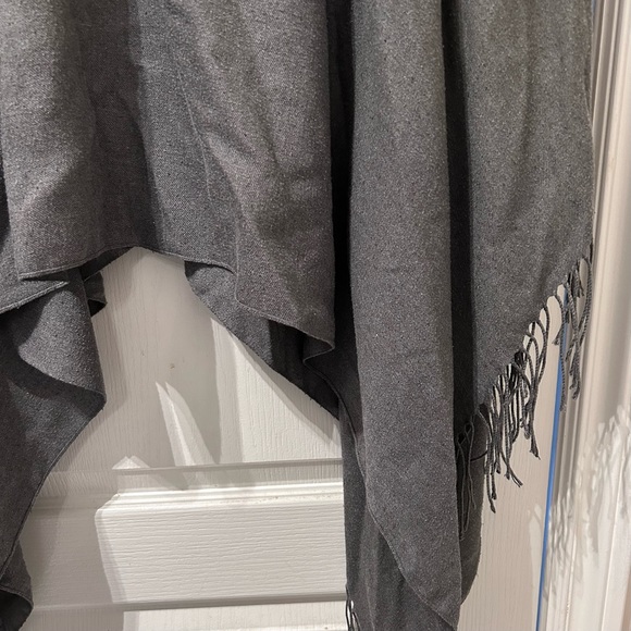 Dark grey mid length cape one size - Picture 4 of 6